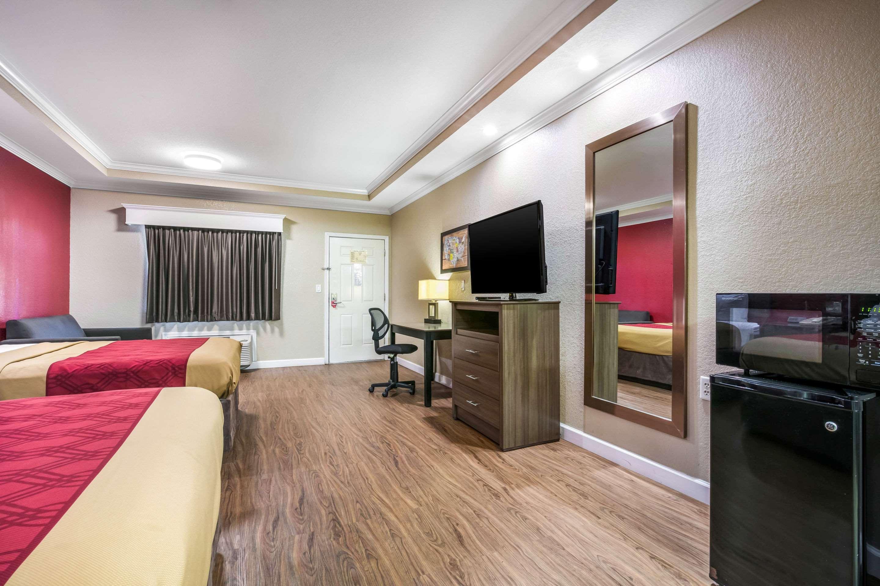 Econo Lodge Inn & Suites Горн-Лейк Екстер'єр фото