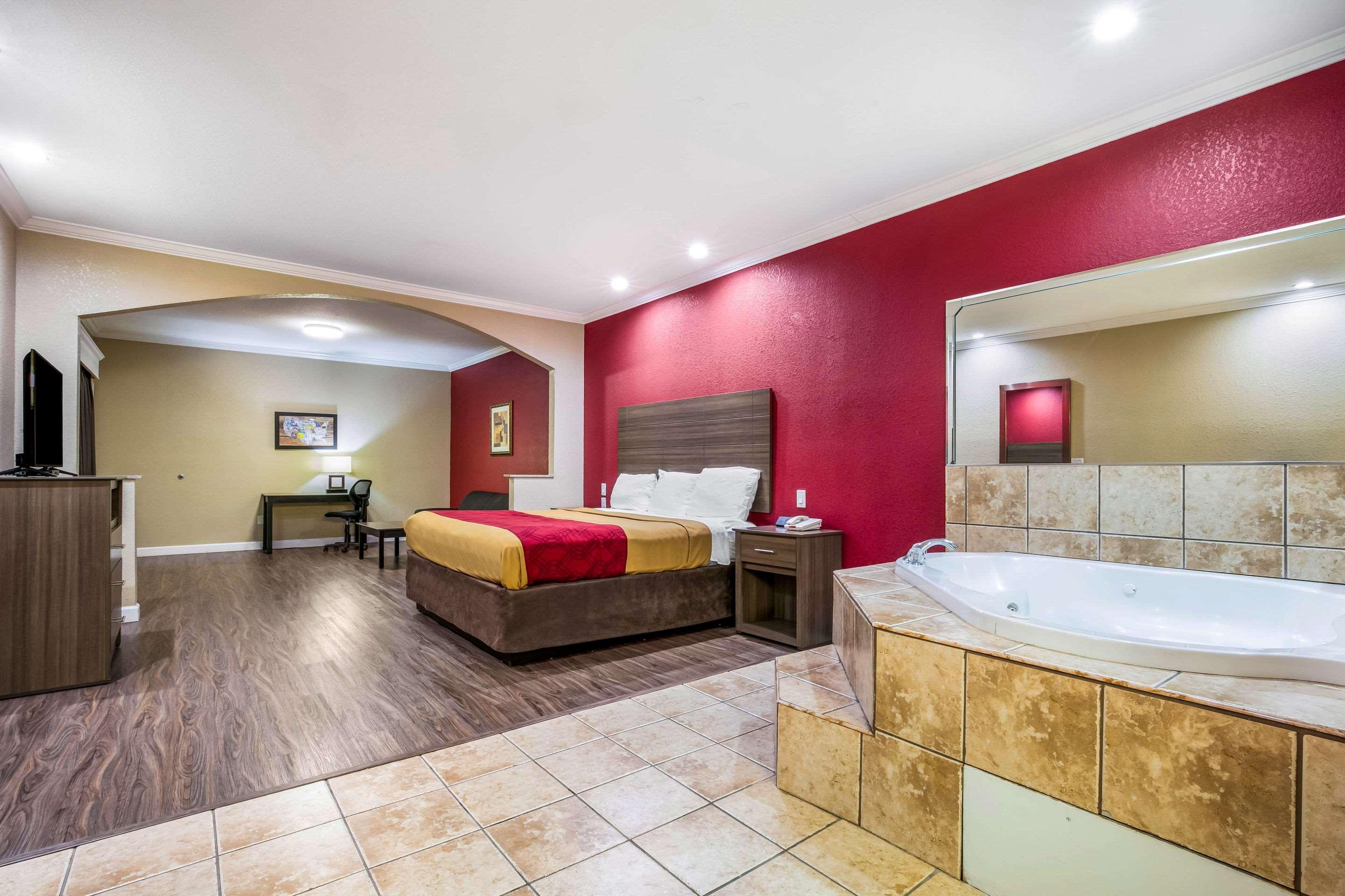 Econo Lodge Inn & Suites Горн-Лейк Екстер'єр фото